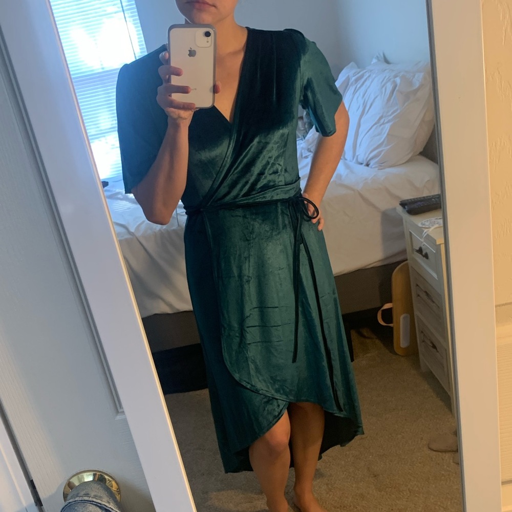 NWT!! Lulus Velvet High-low Wrap dress. Short Sleeve. Green. size Small